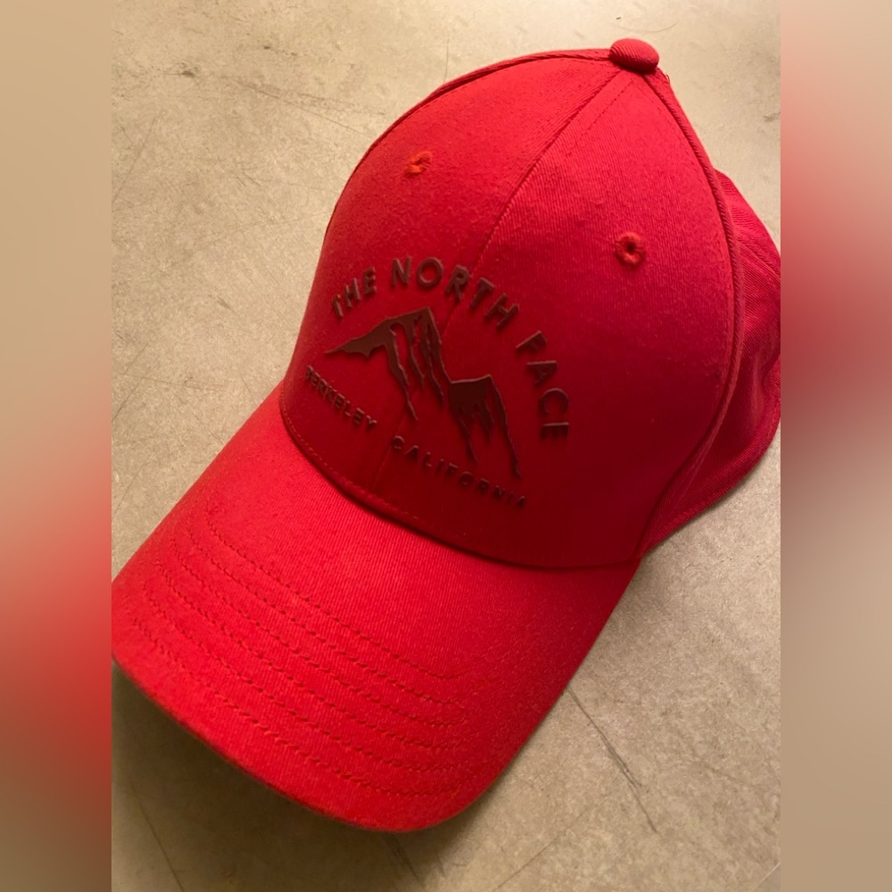 The  North Face Snapback Mountain Logo Baseball Cap unisex